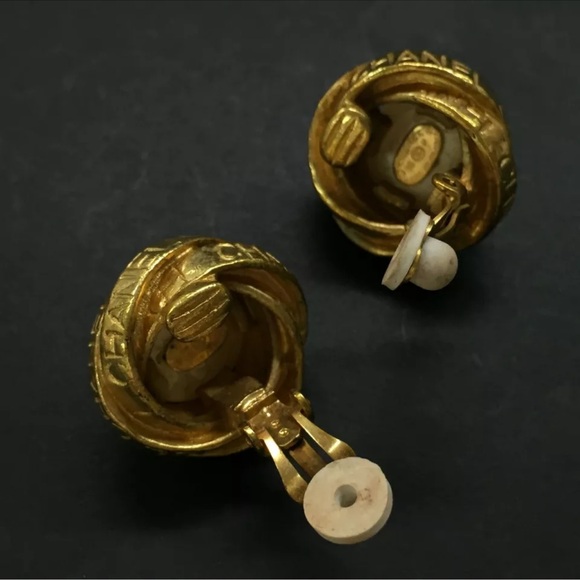 Vintage Chanel button Round coco logo mark Pearl Gold Clip on earrings - Picture 5 of 11